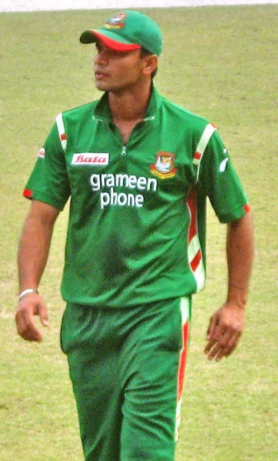 Mashrafe_Mortaza_fielding,_23_January,_2009,_Dhaka_SBNS.jpg