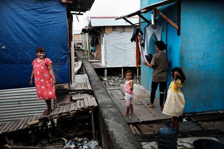 jakarta_slums_life_by_the_railway_vytautas_jankulskas_06.jpg