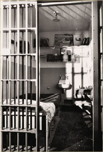 6060fce7cdb093742c17ea2116761c18--alcatraz-prison-abandoned-prisons.jpg