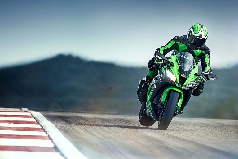 2016-Kawasaki-Ninja-ZX-10R-KRT-45.jpg