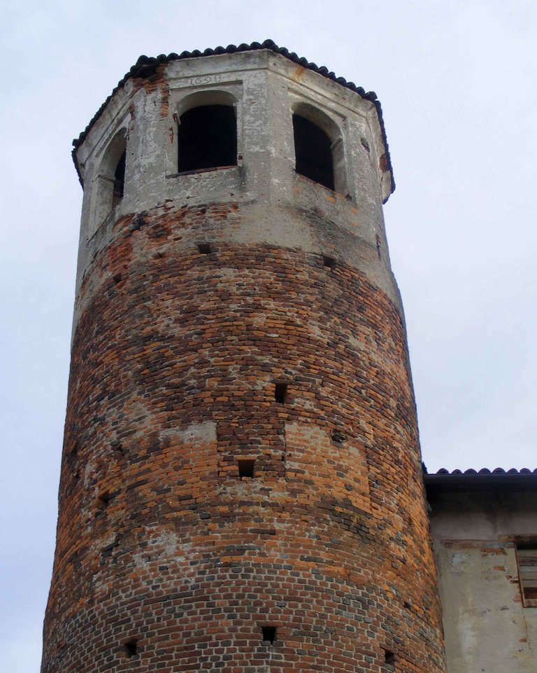 Castello_verrone_torretta_s_w.jpg