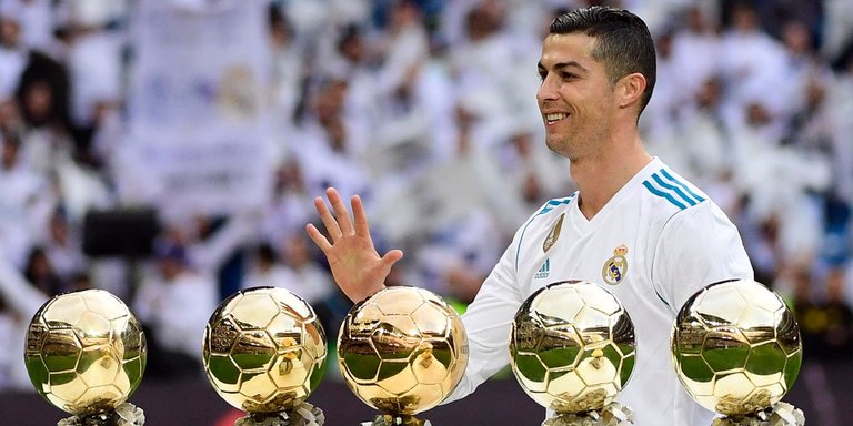 Cristiano-Ronaldo-presente-son-cinquieme-Ballon-d-Or-au-stade-Bernabeu.jpg