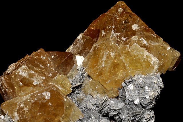 640px-Scheelite_sur_mica_muscovite_1Chine.jpg