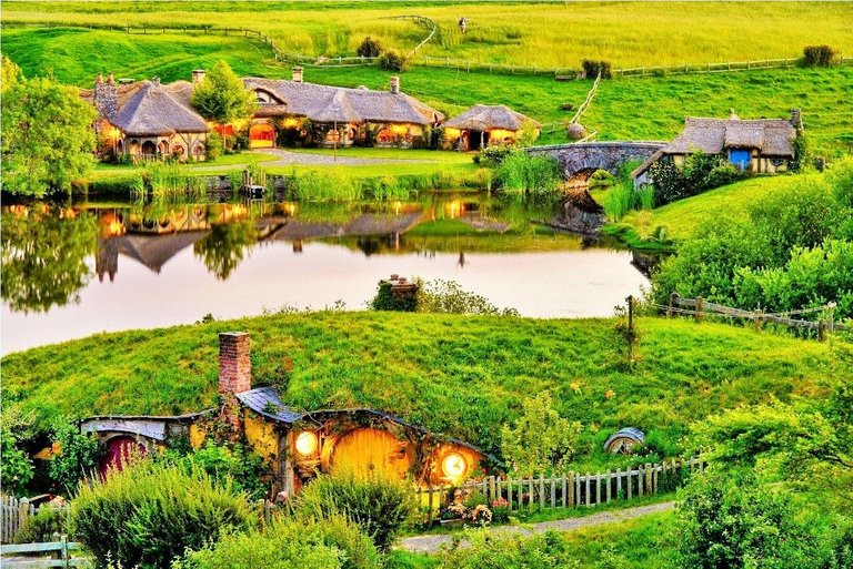 Hobbiton-Village-New-Zealand (2).jpg