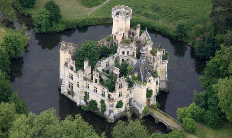 auto_the-castle-is-in-a-tiny-town-in-western-france-called-les-trois-moutiers1512828792.jpg