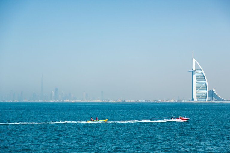 Burj_Al_Arab_by_Jeff_Lombardo.jpg