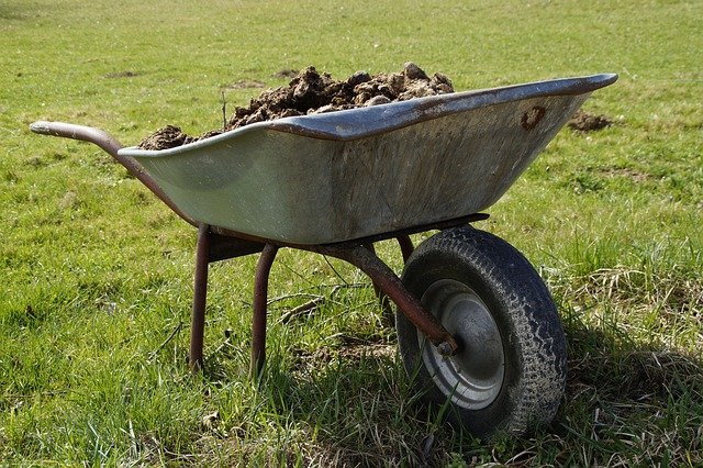 wheelbarrow-2188081_640.jpg