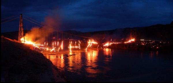 Dewey_Bridge_Fire_4-06-2008.jpg