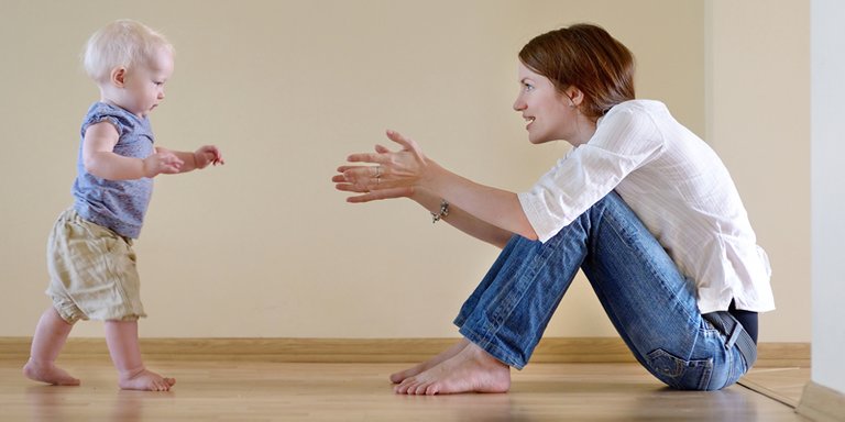 comienza-caminar-bebe-primeros-pasos.jpg