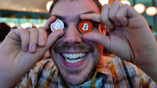 104485252-GettyImages-475249905-bitcoin.530x298.jpg