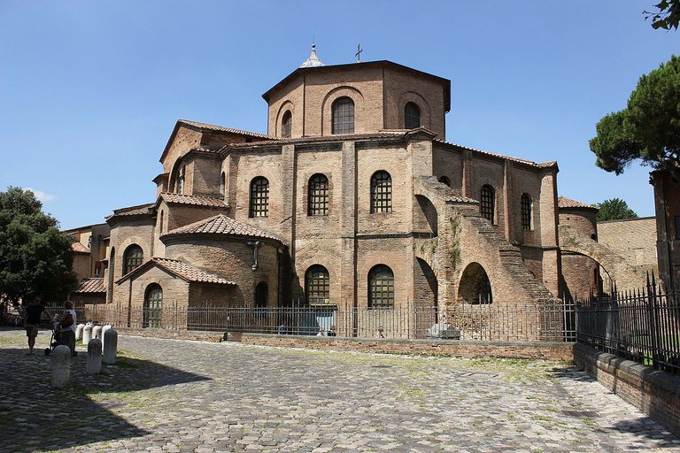 Basilica_di_San_Vitale,_Ravenna,_Italia_(1).JPG