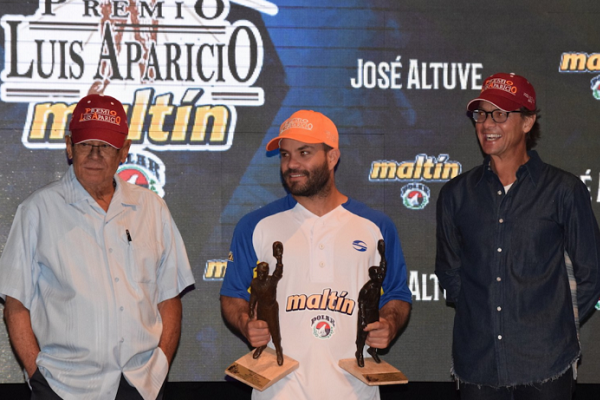 Altuve-Jesús-recibe-premio-Luis-Aparicio-696x461.png