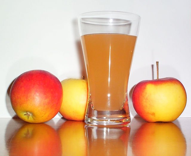 640px-Apple_juice_with_3apples.jpg