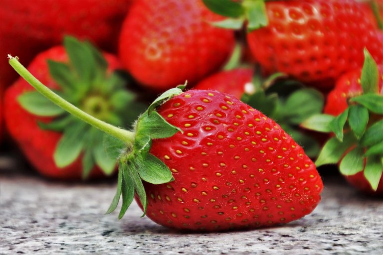 strawberries-3359755_1920.jpg