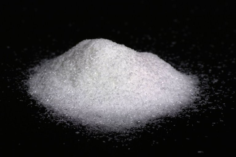 1280px-Monosodium_glutamate_crystals.jpg