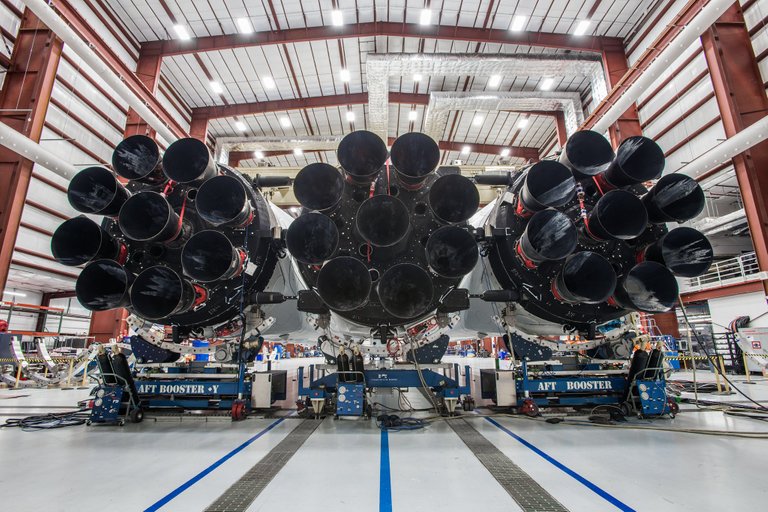 Falcon-Heavy-at-LC39A-3-SpaceX.jpg