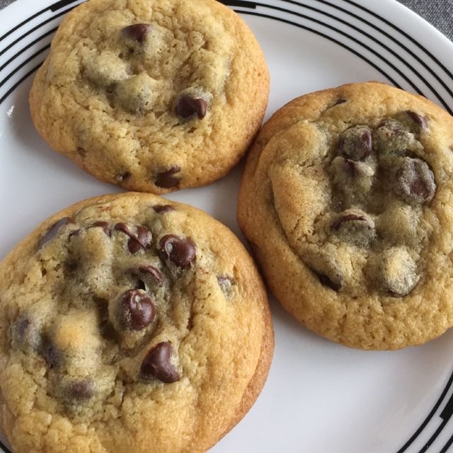 classic-chewy-chocolate-chip-cookies-3-640x640.jpg