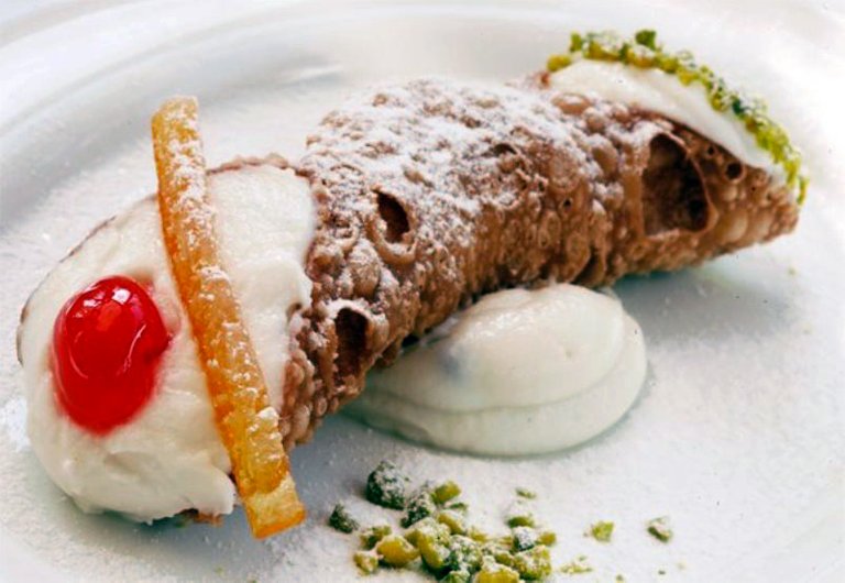 Cannolo-siciliano-Il-Viaggio-in-Sicilia.jpg