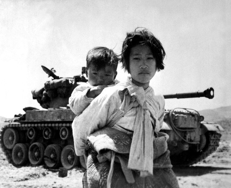 koreanwarrefugeewithbaby1.jpg