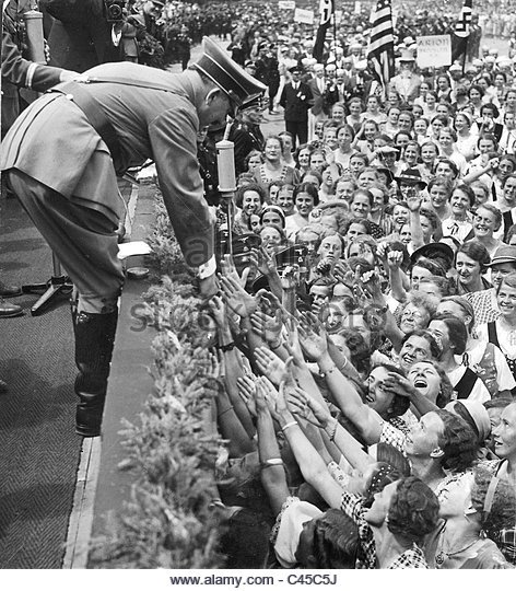 hitler-cheering-crowd-c45c5j.jpg