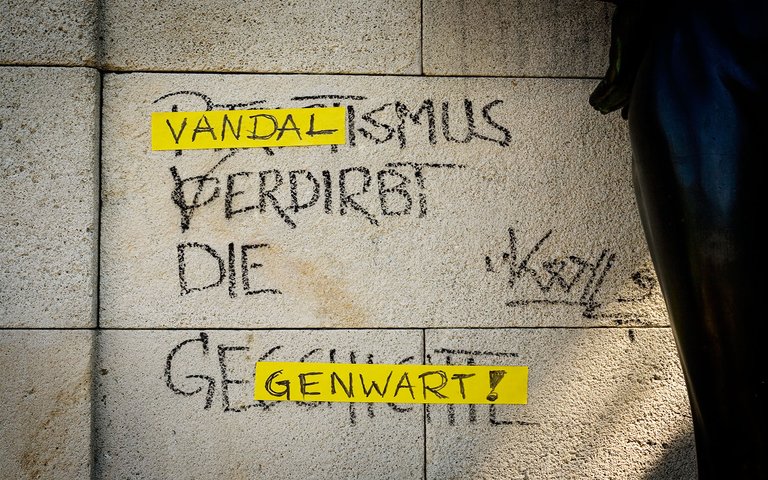 vandalismvspatriotism_1.jpg