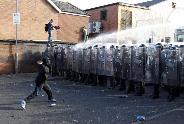 nationalist-youths-and-police-in-riot-gear-clash-in-the-ardoyne-area-of-north-belfast_745422.jpg