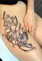 tatuajes flores en mujer desnuda.jpg