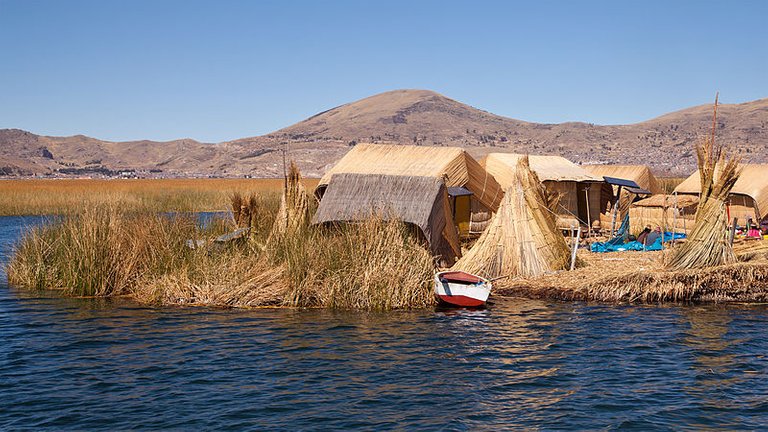 800px-Peru_Lago_Titicaca_Islas_Flotantes.jpg