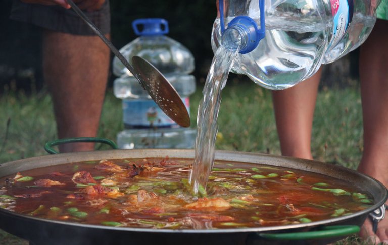 los-valencianos-son-tan-ortodoxos-que-se-llevan-garrafas-con-agua-del-grifo-de-valencia-cuando-hacen-la-paella-fuera-de-su-terruno-lereile-lereile-cc.jpg