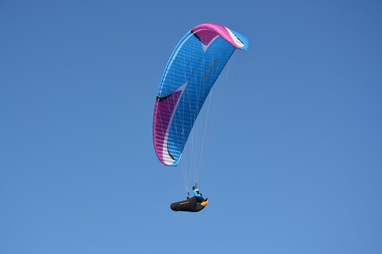 paragliding-3224591_1280.jpg