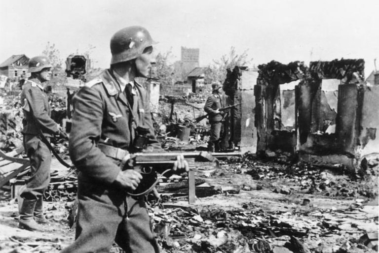 Bundesarchiv_Bild_183-B22478,_Stalingrad,_Luftwaffen-Soldaten_in_Ruinen.jpg