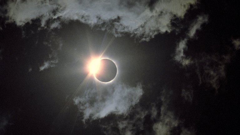 la-tr-solar-eclipse-20170319.jpg