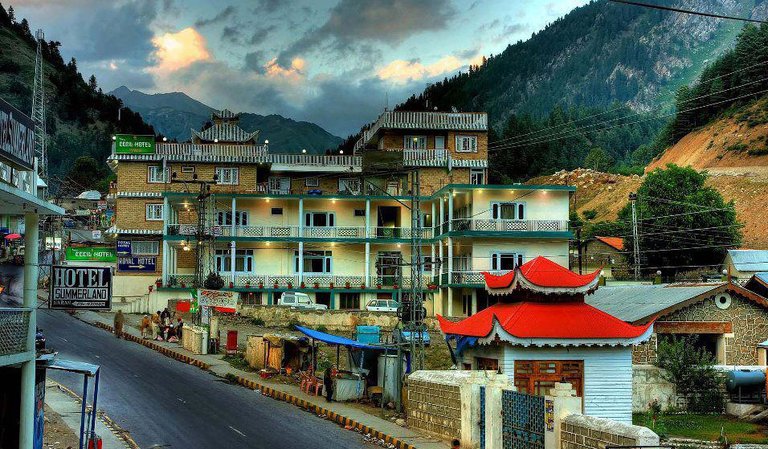 Naran-Valley-Bazar.jpg