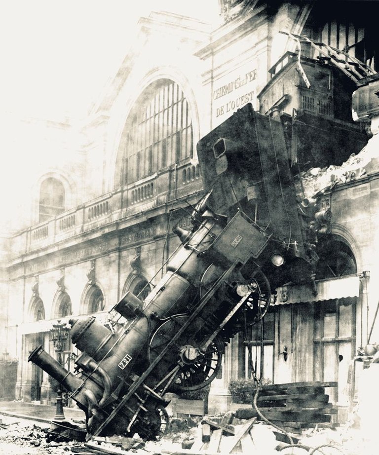 Train_wreck_at_Montparnasse_1895.jpg