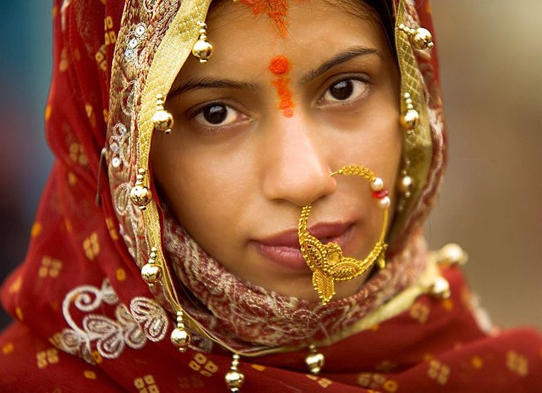 090129_varanasi_uttar_pradesh_india_bride_woman_beautiful_portrait_ghat_wedding_nosering_veil_innocent_lost_travel_photography.jpg