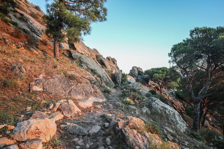 Gipfel-Wanderweg-La-Pena.jpg