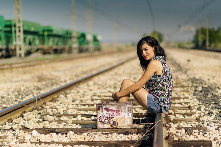 girl with suitcase-1167697_960_720.jpg