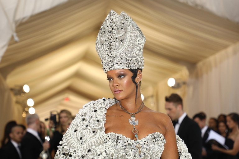 red-carpet-met-gala-2051-rihanna-superJumbo.jpg