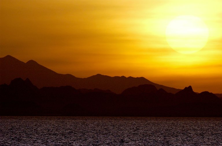 couché de soleil détroit de bab el mandeb.jpg