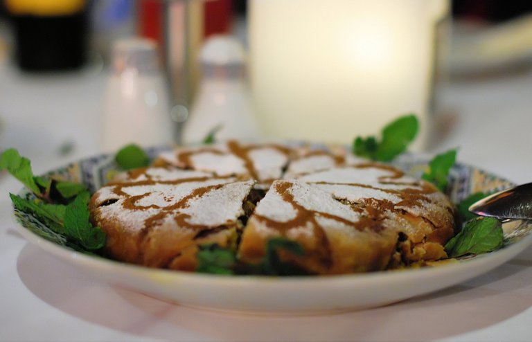 Pastilla_marocaine_recouverte_de_sucre_glace.jpg