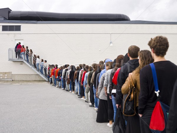 5470291_stock-photo-waiting-in-line.jpg