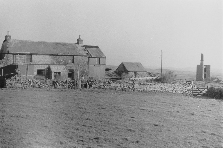 Cottages from field 1.JPG