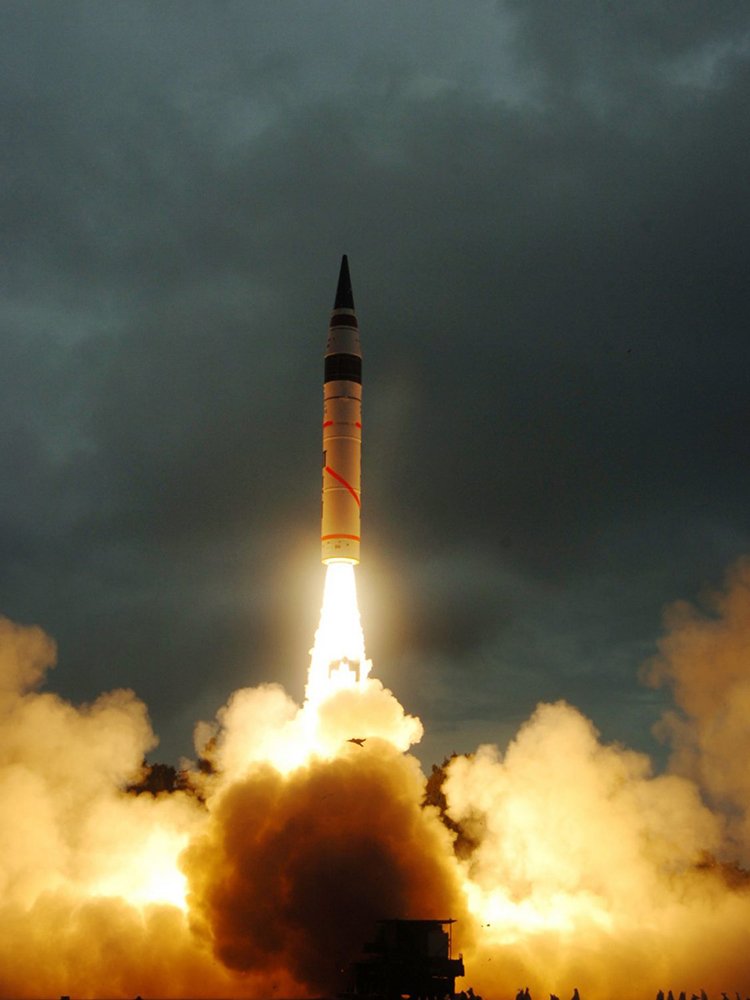 India-telah-berhasil-melakukan-uji-coba-untuk-kedua-kalinya-terhadap-sebuah-rudal-berkemampuan-nuklir-pada-tahun-2013. (1).jpg