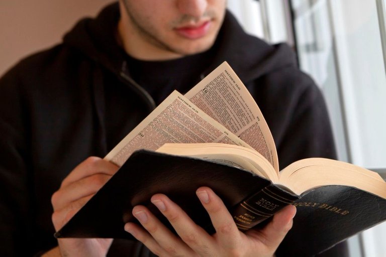 bible-reading-iStock_000023583347-1024x682.jpg