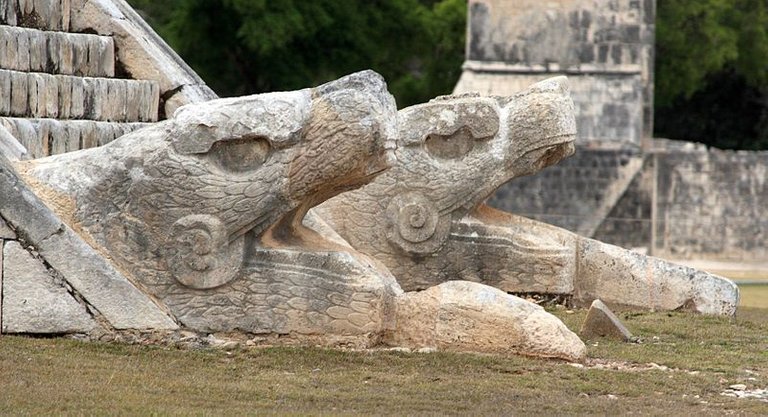 Cabezas-de-serpiente-en-la-base-del-templo-de-Kukulkan-Chichen-Itza-Mexico.jpg