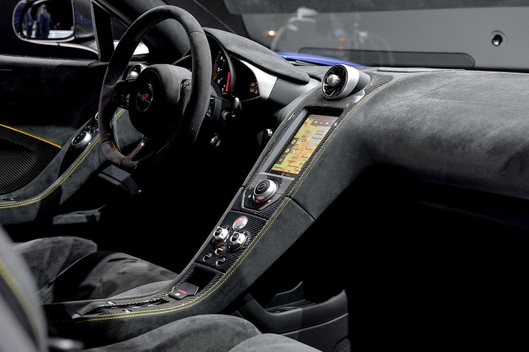 2018 McLaren 650S interior.jpg