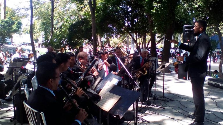 Dirigiendo Banda de Conciertos Libertad.jpg