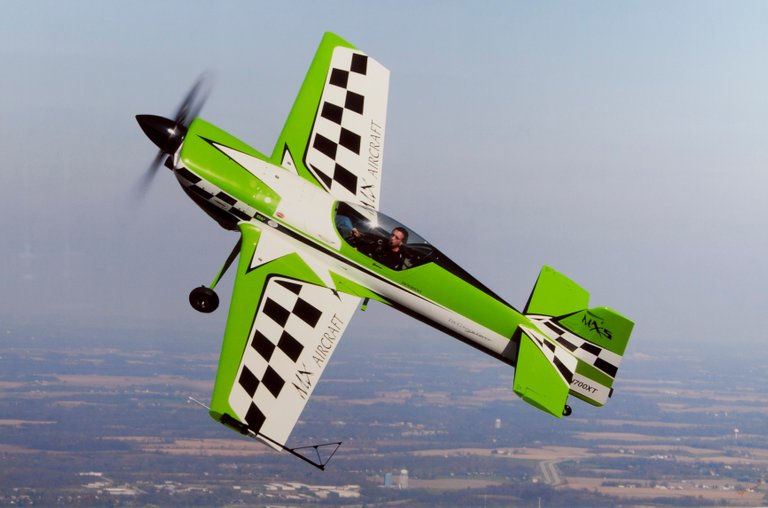 Larry_Connor_flying_stunt_plane.jpg