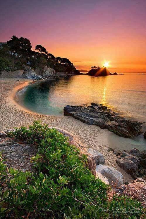 Amanecer en la Playa de Girona, España.jpg