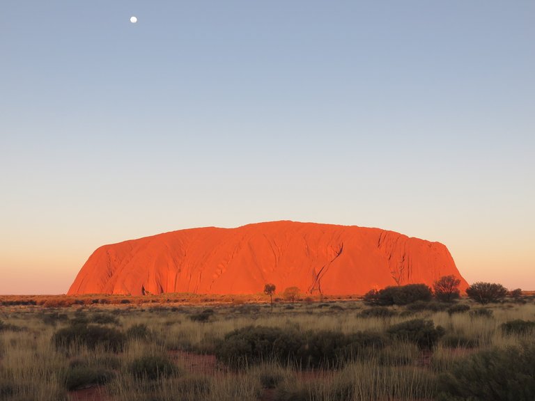 uluru-2303565_1920.jpg